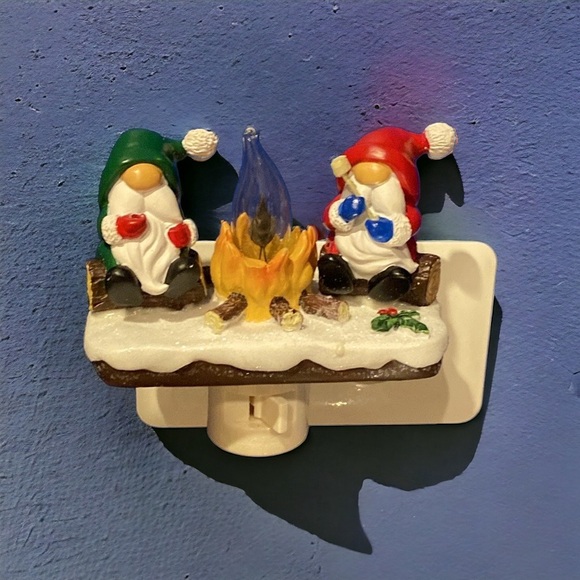 LAST ONE Gnomes By Campfire Nightlight - Picture 5 of 9